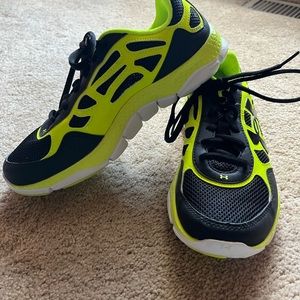 UNDER ARMOUR Boys Athletics Shoes - Size 6Y